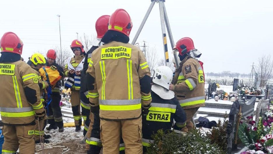 Grabowo. Kobieta wpadła do studni na cmentarzu. Wyciągali ją strażacy 