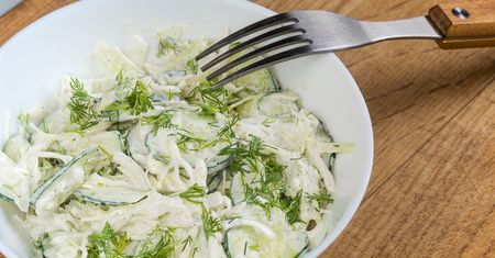 Żaden jogurt i olej. Mieszam młodą kapustę z innym składnikiem i surówka wychodzi jak marzenie