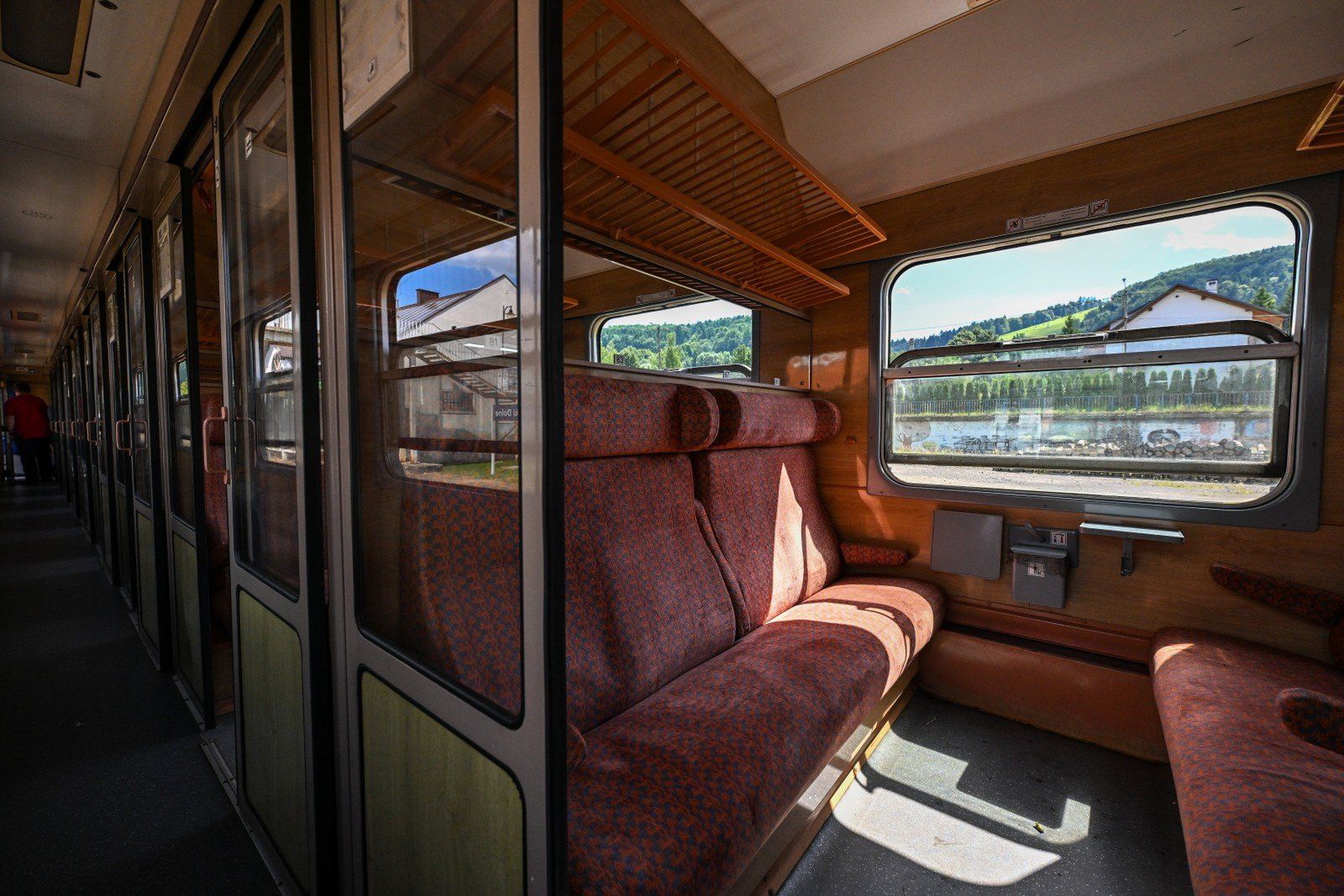 Kursujący z Jasła do Krościenka odrestaurowany &#34;Retro Express Bieszczady&#34; podczas postoju na stacji w Ustrzykach Dolnych, 10 bm.