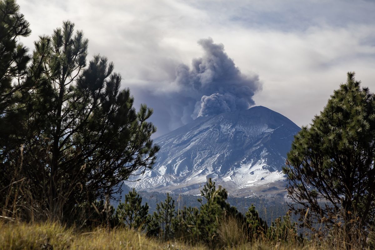 Obudził się Popocatepetl. Odwołane loty i "żółty alert"