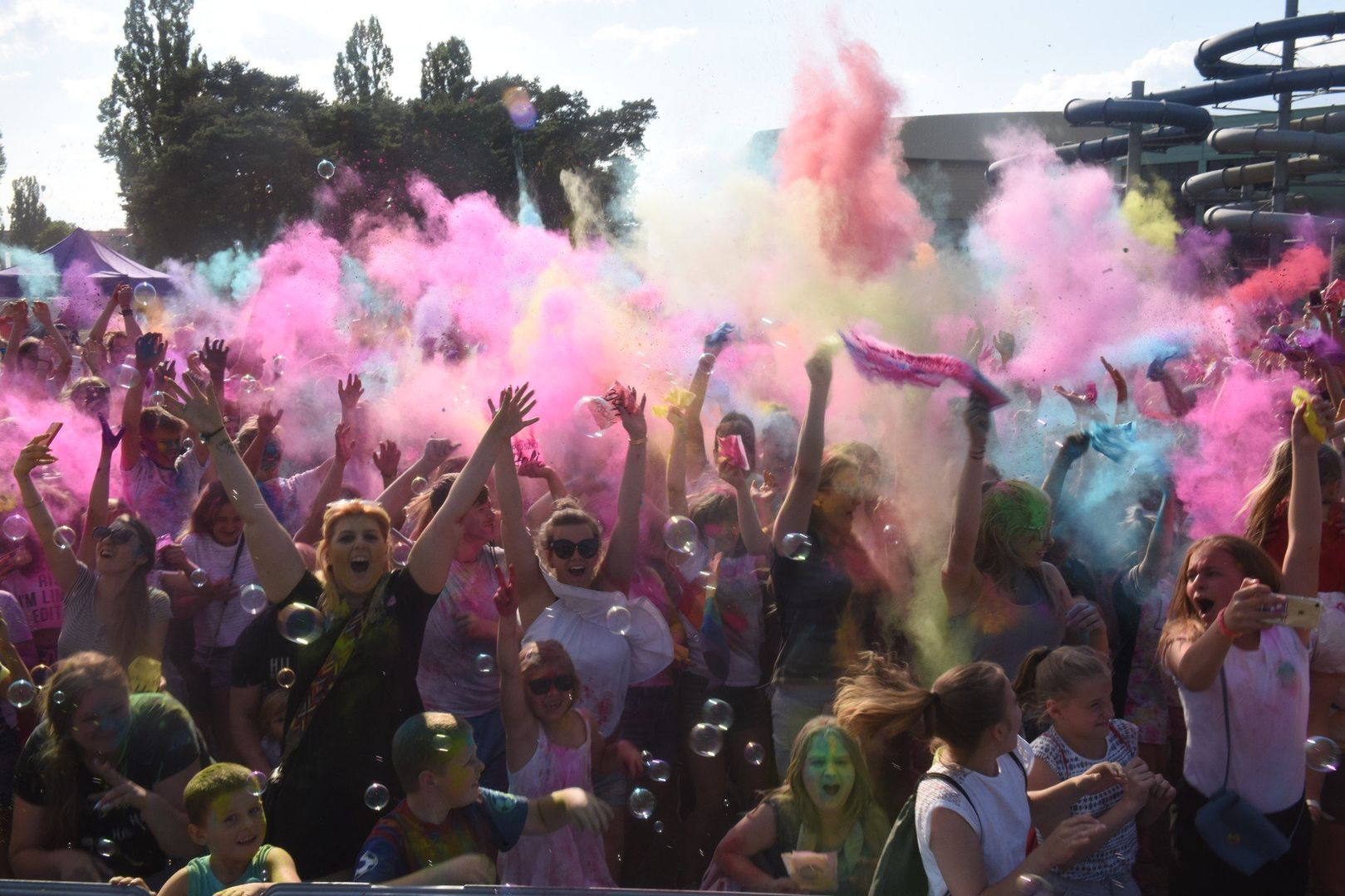 22.06.2019. ZIELONA GORA PARKING PRZY CRS KOLOR FEST FESTIWAL DZIEN KOLOROW KOLORU ZABAWA PROSZKI HOLI PROSZEK HOLI KOLOR
FOT. MARIUSZ KAPALA / GAZETA LUBUSKA / POLSKA PRESS