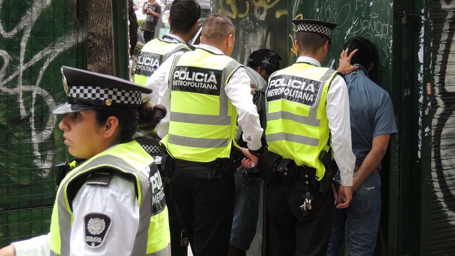 Argentyńska policja toczy gorączkową walkę z czasem. Na rynku pojawiła się zagrażająca życiu substancja. Do czwartku rano po niej zmarło 20 osób, 74 ciężko zachorowało (Wikimedia Commons)