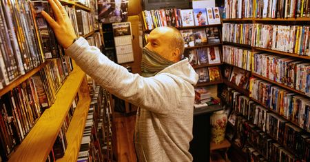 Warszawa. Tu czas się zatrzymał. Jedna z ostatnich wypożyczalni kaset wideo w Polsce