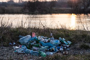 Zagraża ekosystemom. Naukowcy próbują usprawnić recykling plastiku