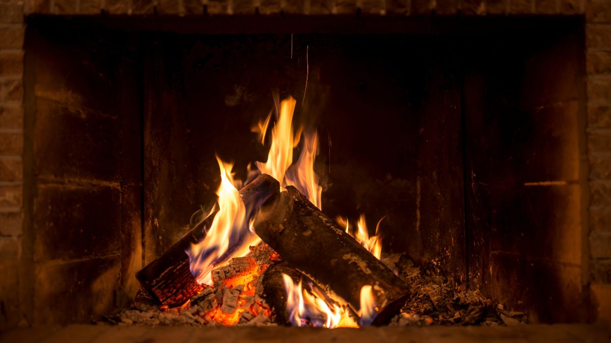 Jak prawidłowo rozpalić drewno w kominku?