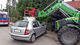 Dziękonie: Kierowca auta osobowego zginął po zderzeniu z ciągnikiem