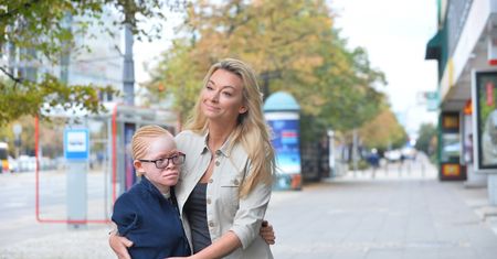 Kabula, adoptowana córka Martyny Wojciechowskiej śpiewa. "Łzy same płyną"