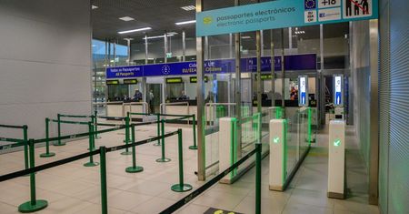 Problemy na lotniskach w Wielkiej Brytanii. Podróżni muszą się liczyć z kolejkami