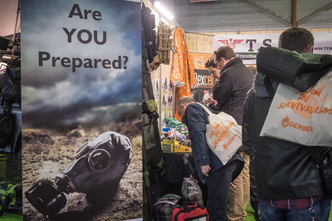 Targi "Salon du Survivalisme" - wyspecjalizowane firmy oferują na nich np. broń, sprzęt do survivalu czy jedzenie o długim terminie przydatności do spożycia - rzeczy niezbędne tzw. preppersom, czyli osobom gromadzącym zapasy na wypadek wystąpienia na Ziemi niszczycielskiego kataklizmu lub globalnej epidemii