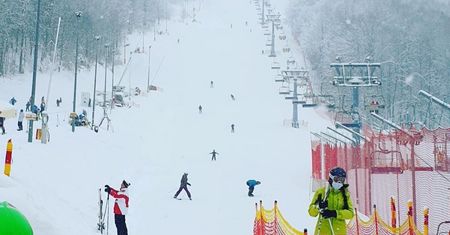Śląskie. Narciarze na stokach w Wiśle. Kolejek nie było, lekki korek na drodze