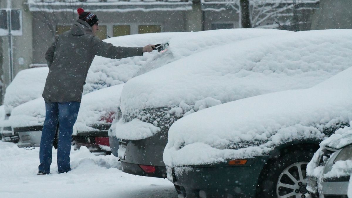 Za jazdę nieodśnieżonym samochodem grozi wysoki mandat