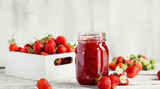Ta domowa frużelina truskawkowa smakuje jak lato w słoiku. Sklepowa nie ma z nią szans