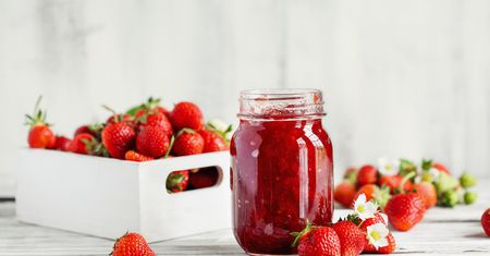 Ta domowa frużelina truskawkowa smakuje jak lato w słoiku. Sklepowa nie ma z nią szans