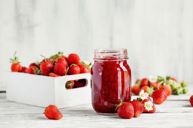 Ta domowa frużelina truskawkowa smakuje jak lato w słoiku. Sklepowa nie ma z nią szans