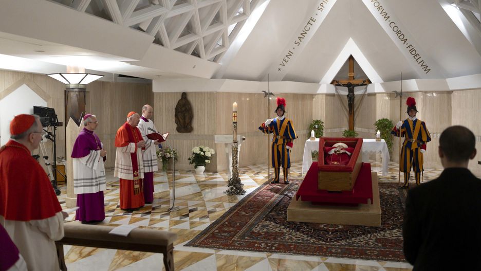A handout photo made available by Vatican Media shows Cardinal Kevin Joseph Farrell next to Pope Francis' body during the Rite of the Confirmation of the Pontiff's Death at the Chapel of Santa Marta in Vatican City, 21 April 2025. Pope Francis died on 21 April 2025 at the age of 88, according to the Holy See. Born Jorge Mario Bergoglio in Buenos Aires, Argentina. On 17 December 1936, he was appointed leader of the Catholic Church on 13 March 2013, succeeding Pontiff Emeritus Benedict XVI. EPA/VATICAN MEDIA HANDOUT EDITORIAL USE ONLY/NO SALES Dostawca: PAP/EPA.