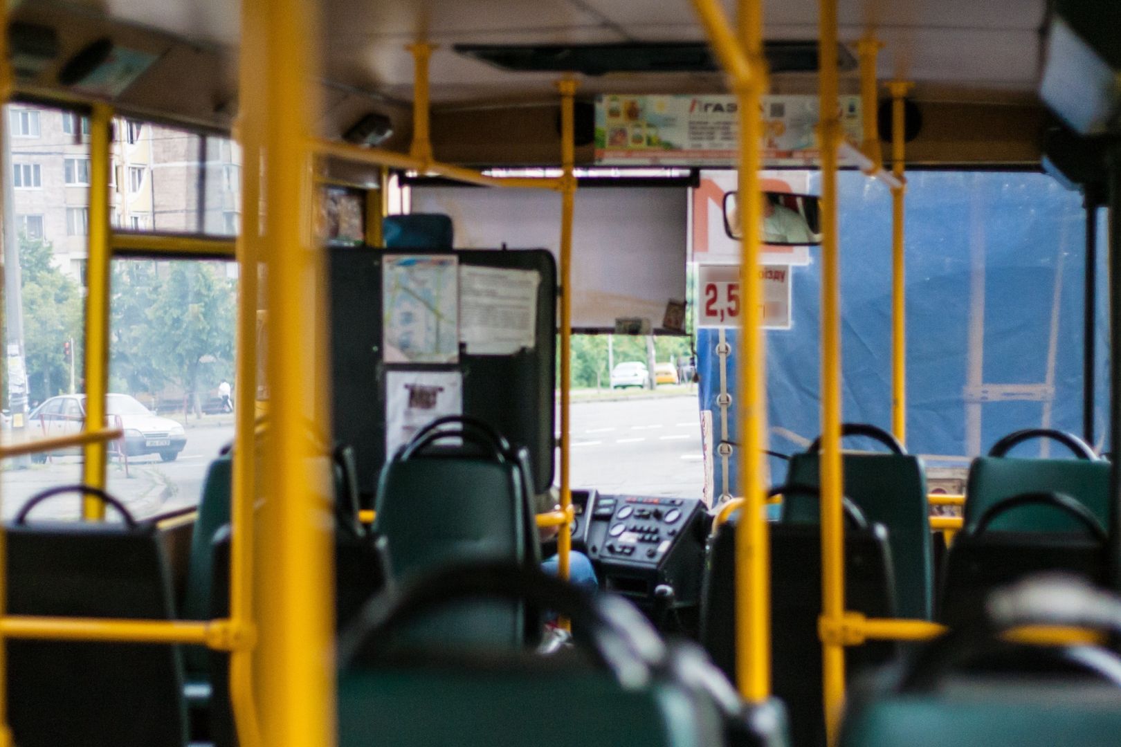 Kierowca nie chciał z nim rozmawiać. Pasażer wyciągnął broń