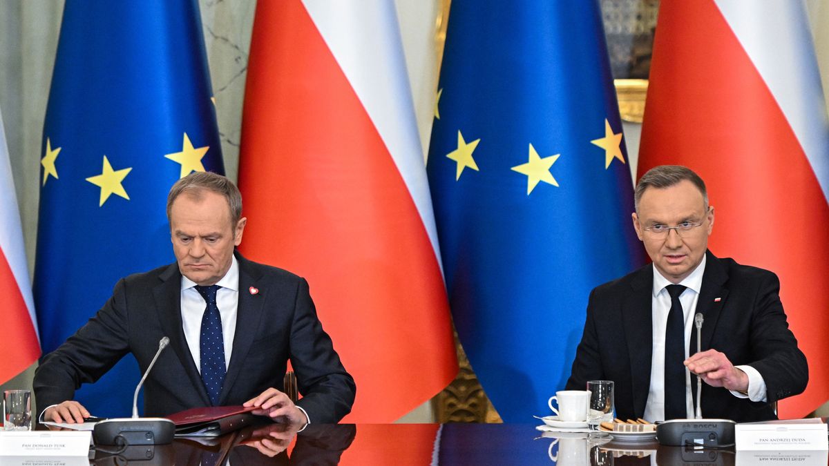 Warszawa, 13.02.2024. Prezydent Andrzej Duda (P) i premier Donald Tusk (L) na posiedzeniu Rady Gabinetowej, 13 bm. w Pałacu Prezydenckim w Warszawie. Andrzej Duda ma z rządem przedyskutować realizację strategicznych inwestycji, takich jak Centralny Port Komunikacyjny, kwestię energetyki jądrowej oraz modernizację polskiej armii. (ad) PAP/Radek Pietruszka