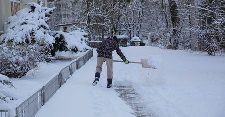 Ostrzeżenia IMGW i RCB. Śnieżyce i oblodzenia w pięciu województwach