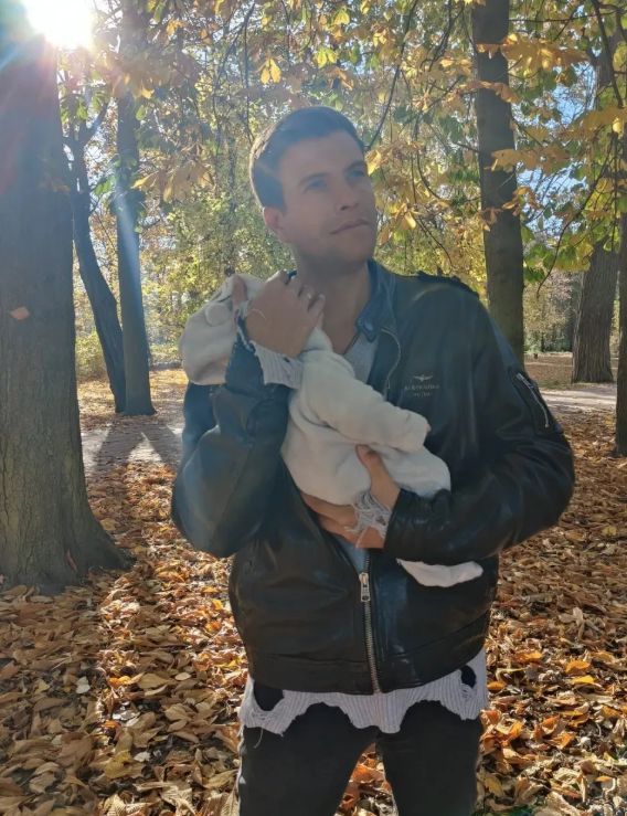 Paweł Deląg junior z córką 