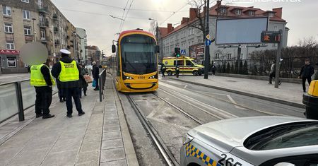 Wtargnęła pod tramwaj w Warszawie. Kobieta nie żyje. Osierociła dwoje dzieci