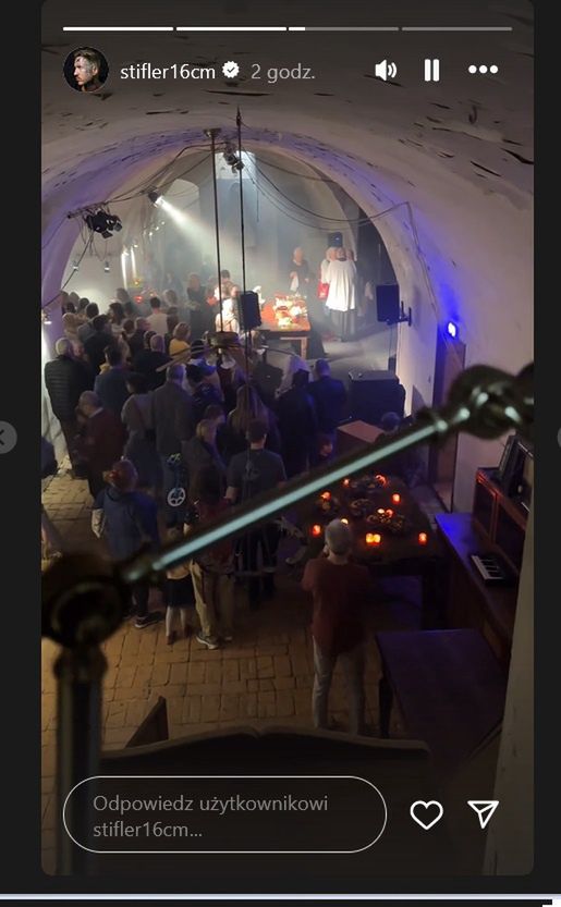 Stifler poszedł ze święconką do kościoła. 