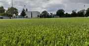Boisko Młodzieżowego Ośrodka Sportowego na Śródce z nową murawą