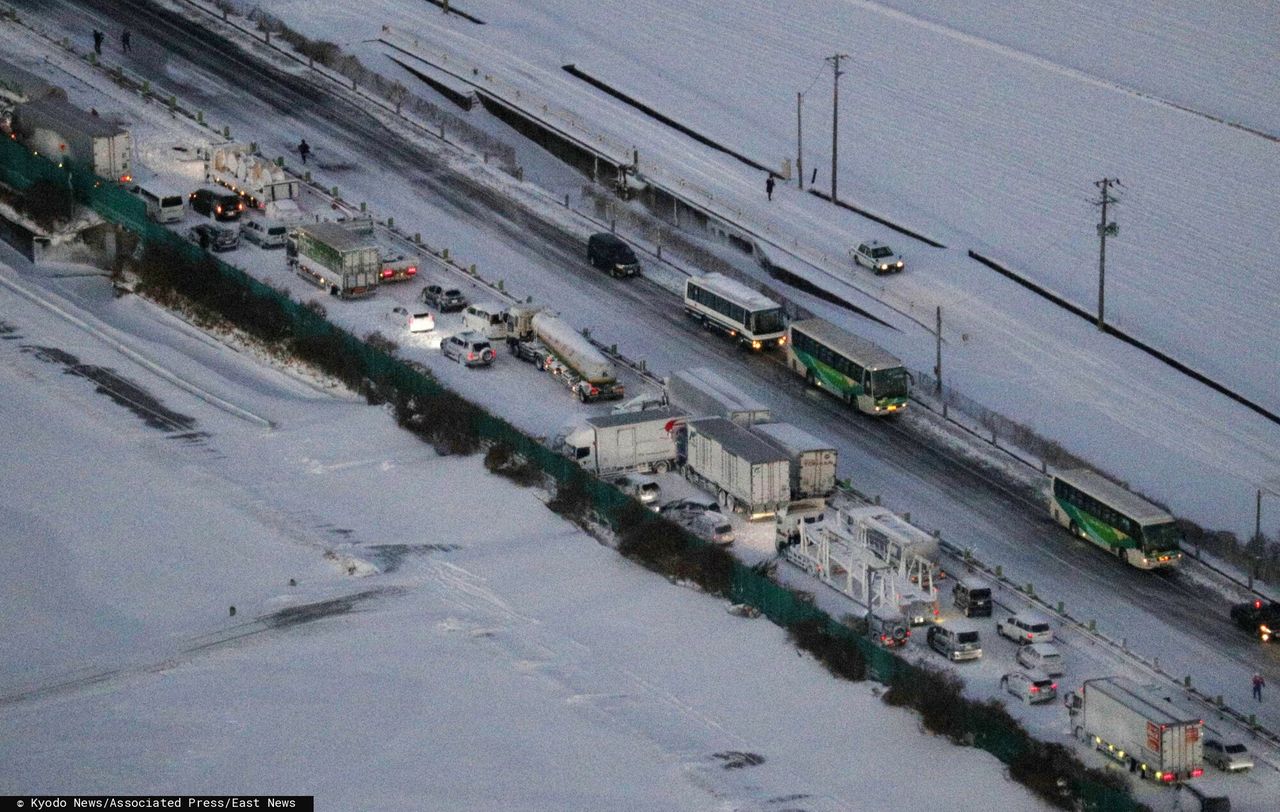 Gigantyczny karambol pod Osaką. 130 aut na zaśnieżonej autostradzie. Zabity i 10 rannych