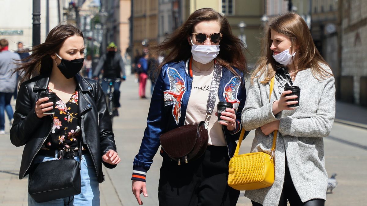 Co z obowiązkiem zakrywania twarzy? Cieszyński zabrał głos
