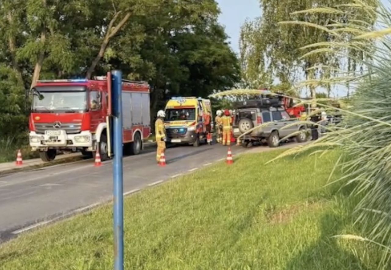 Zjeżdżała rowerem z górki. Wjechała prosto w autobus