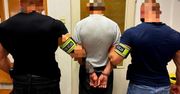 Obserwował mężczyznę w lombardzie, a gdy wyszedł, zagroził 21-latkowi nożem i ukradł mu pieniądze