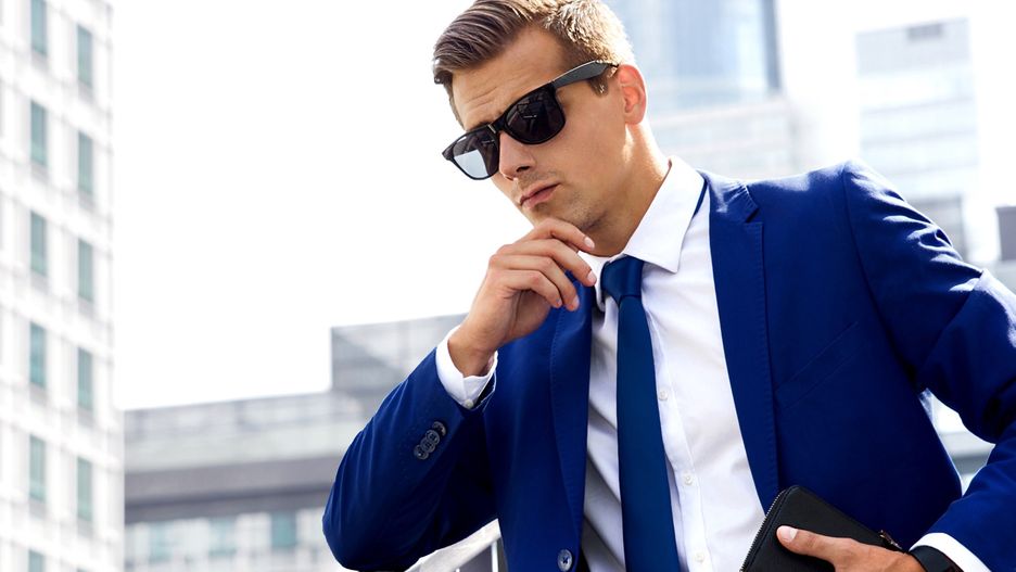 Niebieskie i granatowe garnitury nosi się cały rok, latem nieźle sprawdza się też kolor błękitny