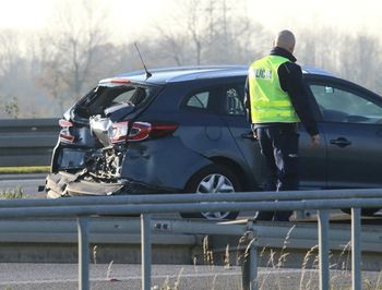 Odszkodowanie za karambol. Kto dostanie pieniądze? Wystarczy sama polisa OC?