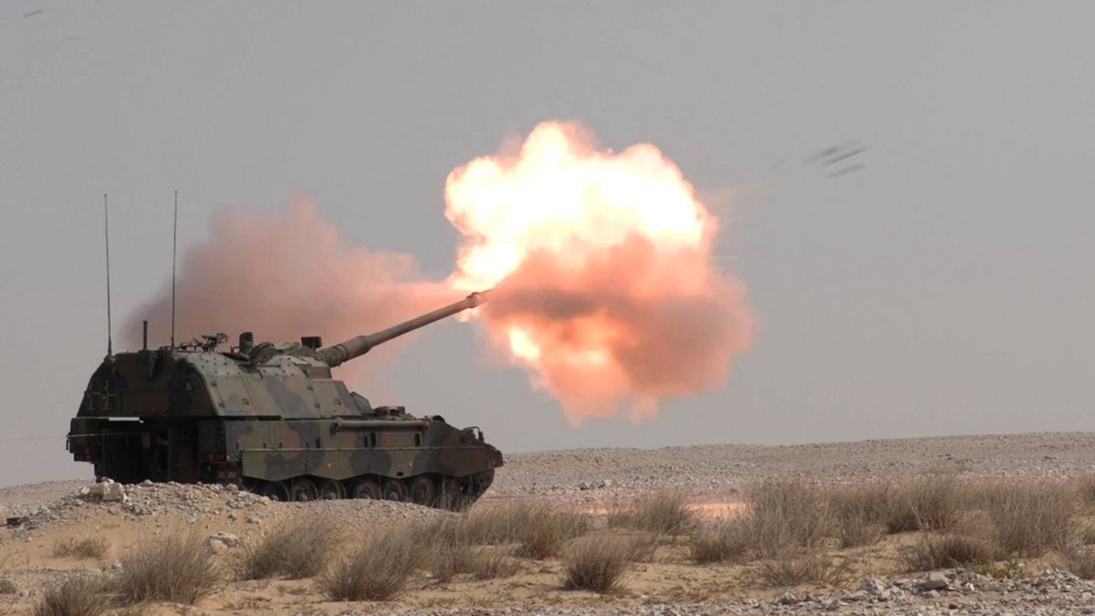 Samobieżna haubica PzH2000 podczas ćwiczeń NASR 19 w Katarze