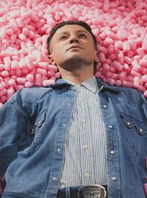 Arek Kłusowski w singlu "Bingo" buntuje się przeciwko presji idealnego wizerunku.  "Chciałem, żeby wszyscy ludzie mnie lubili" [WYWIAD]