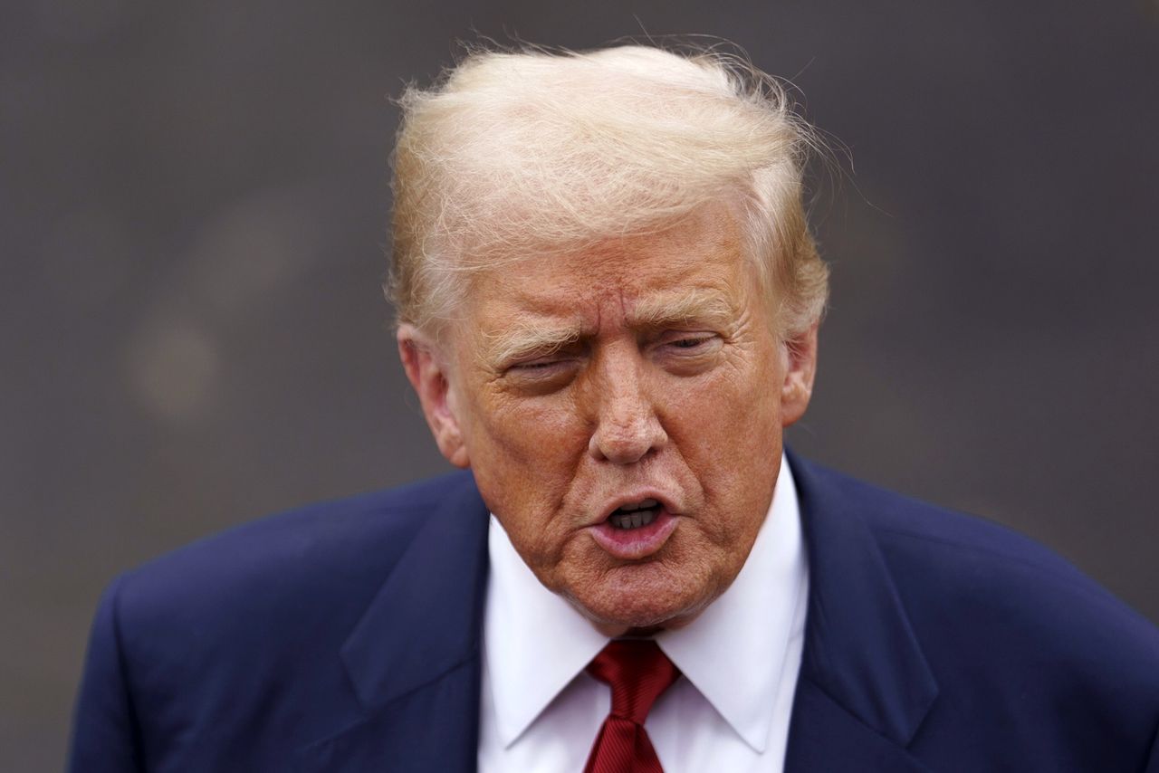 "Nagle zaczęły spadać bomby". Trump potwierdza: okręty są już bliżej