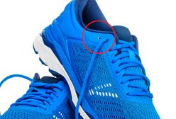 Niewiele osób o tym wie. Do czego służy ta dodatkowa dziurka w butach?