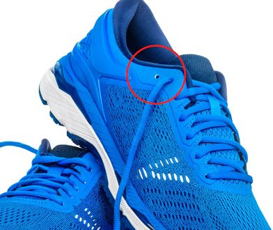 Niewiele osób o tym wie. Do czego służy ta dodatkowa dziurka w butach?