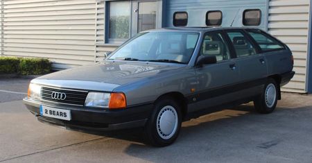 To audi 100 jest jak nowe i właśnie trafiło na sprzedaż. Ma tylko jedną wadę