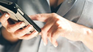 Coraz częściej zwierzamy się chatbotom. Dla części osób stają się cyfrowym towarzyszem