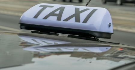 Zaatakował taksówkarza nożem w Krakowie. Sprawca uciekł