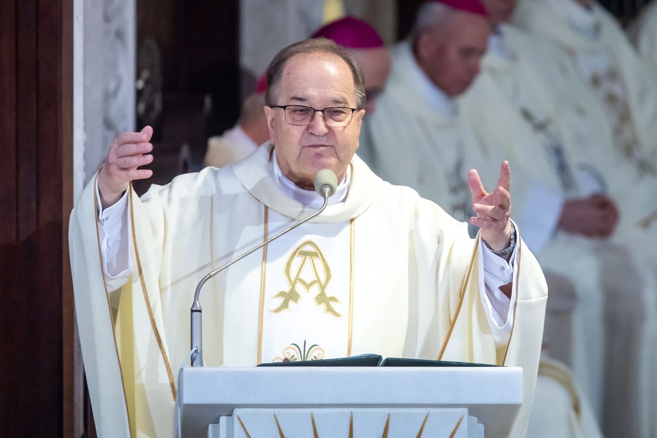 Tadeusz Rydzyk wywołał burzę. Bp Ignacy Dec go broni