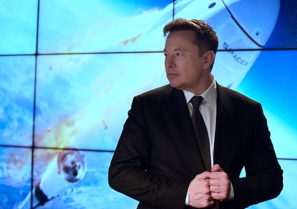 Elon Musk: Lot Crew Dragon już wkrótce. Szef Space X pokazuje kapsułę i rakietę Falcon 9 na zdjęciu