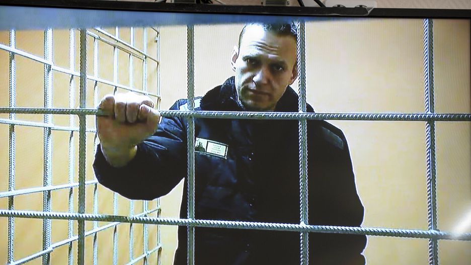 "Ludzie szybko zaczynają zdawać sobie sprawę, kto jest odpowiedzialny za zainicjowanie konfliktu, a także prawdziwe cele wojny i możliwe jej skutki. Kreml dostrzega tę dynamikę zmian, stąd nerwowość, desperackie próby jak najszybszego zakończenia kampanii wojennej" - podaje zespół Aleksieja Nawalnego w serii wpisów na Twitterze.