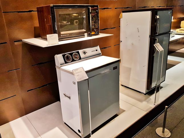 Pierwsza mikrofalówka w Korei (1978) oraz pierwsza pralko-suszarka Samsunga (1974)