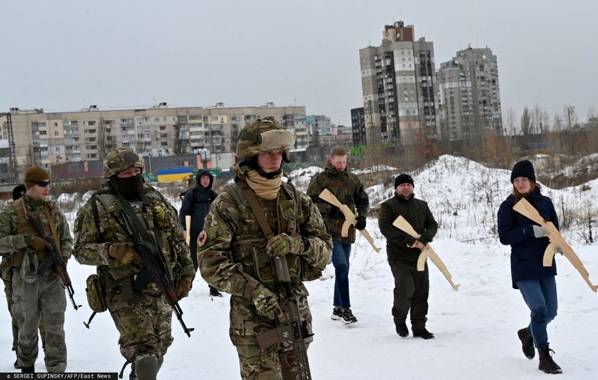 Ukraińscy żołnierze szkolą ludność cywilną w razie rosyjskiej inwazji/ Na zdjęciu: drewniane karabiny, wykorzystywane do ćwiczeń 
