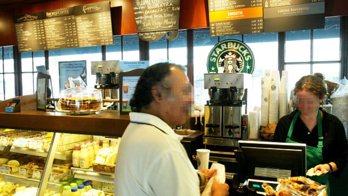 Klient Starbucksa groził jednej z kasjerek bronią. Nie zdawał sobie sprawy, że miał do czynienia z córką szefowej lokalnej policji (zdjęcie ilustracyjne)