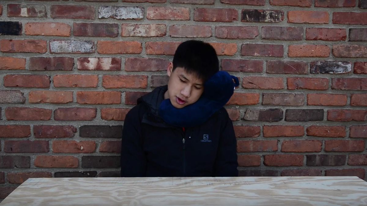 Myślisz, że masz wygodną poduszkę podróżną? Wypróbuj J-Pillow, najlepszy gadżet na drogę 1