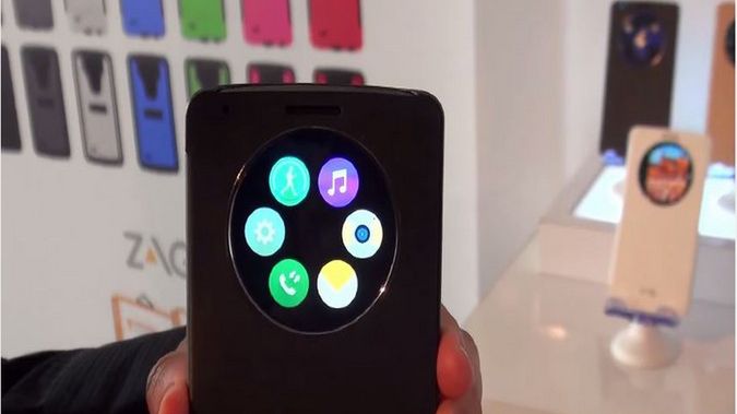 Czytanie, wyświetlanie powiadomień i… granie. Obudowy zaczynają być wielofunkcyjne - super! 1