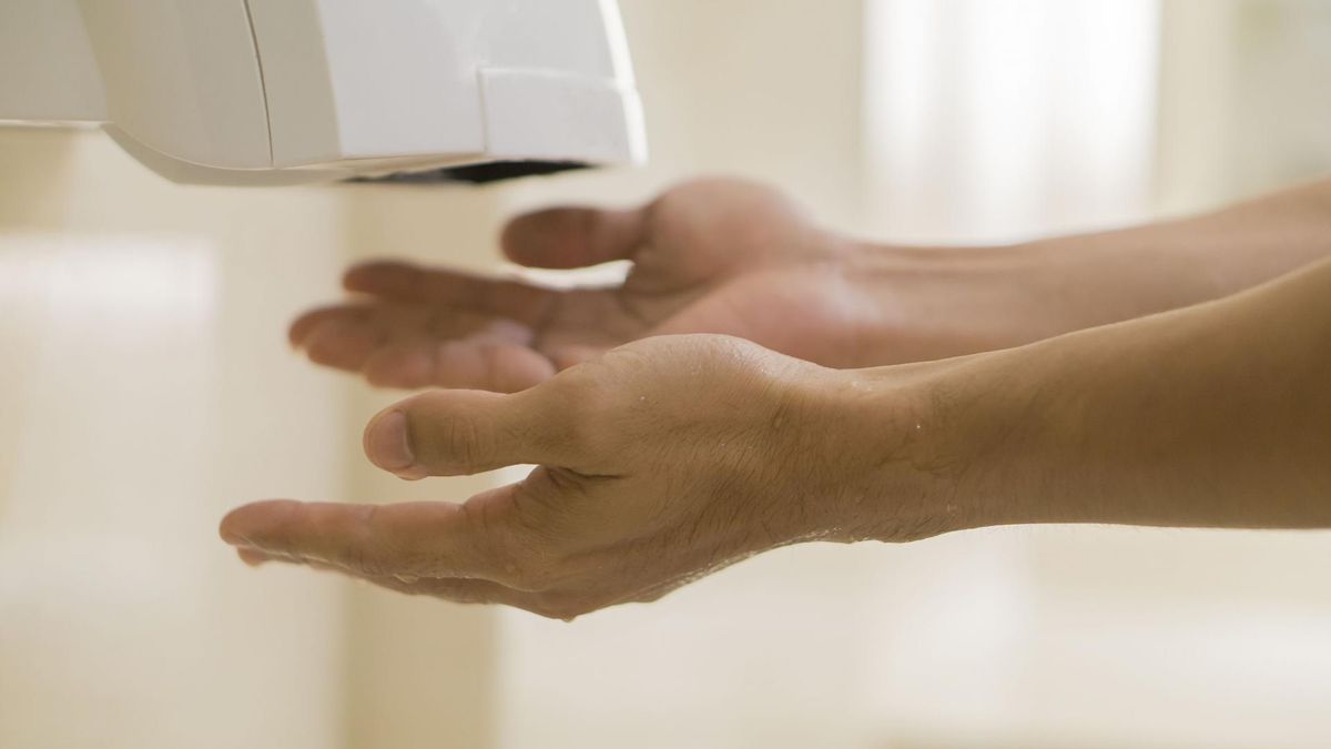 Według naukowców suszenie rąk suszarkami jest niebezpieczne 