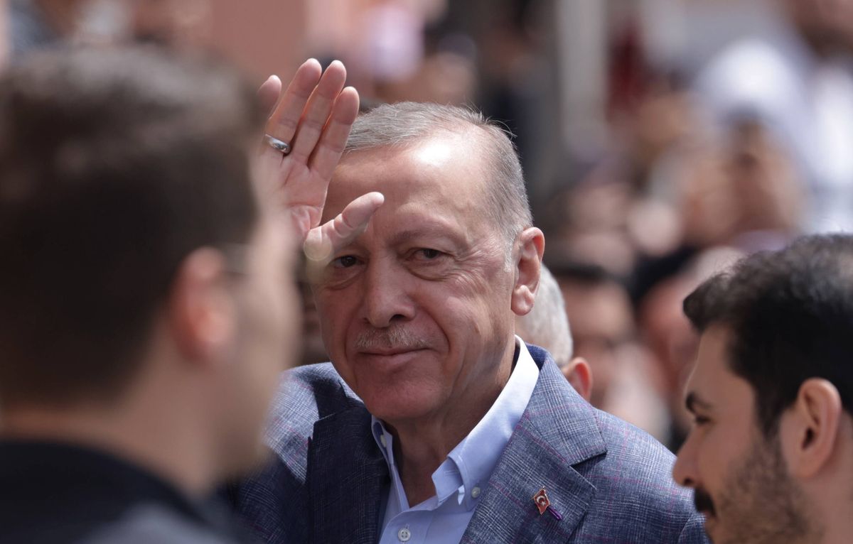 Prezydent Turcji Erdogan wita swoich zwolenników przed głosowaniem w wyborach parlamentarnych w lokalu wyborczym w Stambule, Turcja, 14 maja 2023 r.